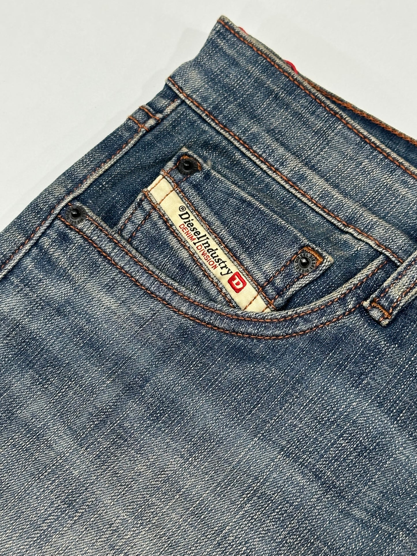 STRAIGHT DENIM